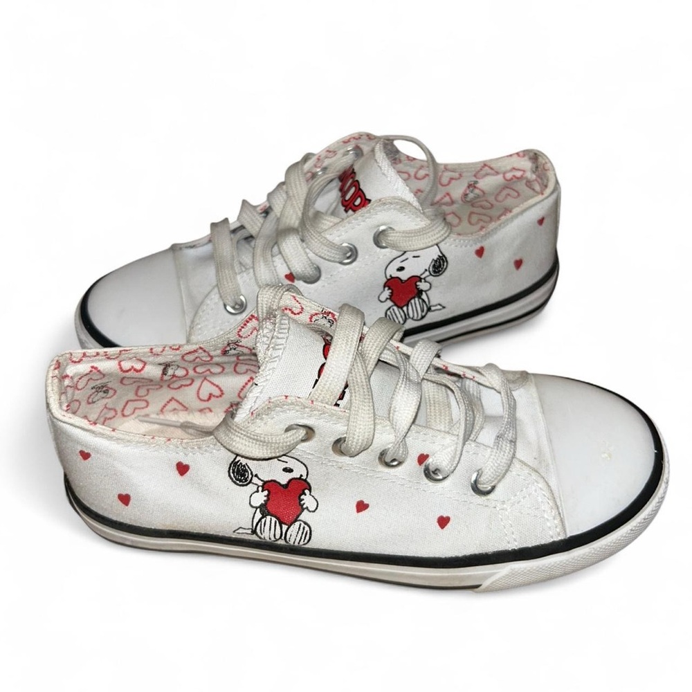 Peanuts Canvas Low Top Sneaker
Shoes Snoopy Hearts White/Red/Black
Size Kid's 2